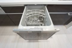 炊事時間を大幅に短縮できる食器洗浄乾燥機付きです＾＾冬場の洗い物による手荒れの悩みも軽減されますね。
