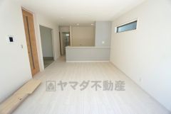 家族が集まる開放的なリビング。思い思いの時間を過ごしたり食事をしたり、素敵な団らんの場になりますね。