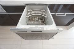 炊事時間を大幅に短縮できる食器洗浄乾燥機付きキッチンです＾＾冬場の洗い物による手荒れの悩みも軽減されますね。