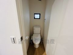 ウォシュレット付トイレです。節水機能もあるので、安心して使えますね。
