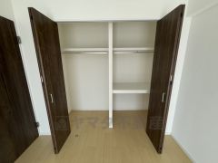 ワイドな押入は、お荷物がコーナー分けで収納できそうです。