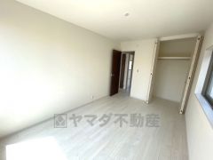 バルコニーに面した6.75帖の洋室にはクローゼット付き。