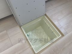 キッチンに床下収納があります。長期保存ができるもの、調理器具、防災グッズを入れておくのもいいですね。