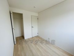 バルコニーに面した4.3帖の洋室です。クローゼット付きなので、すっきりと整理整頓でき気持ちよく過ごせますね＾＾