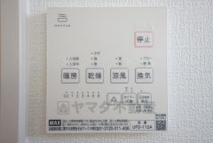 浴室暖房乾燥機には、暖房、乾燥、涼風、換気の4つの機能が付いています。タイマー付きです。