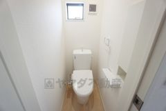 1階・2階の2ヶ所にトイレがあるので、忙しい朝にもゆとりができますね。 トイレ待ちの時間が短くて済みます。