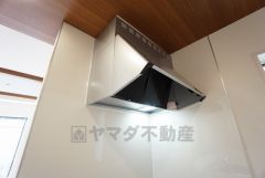 コンロ上には換気扇完備＾＾すぐ横に小窓が設けられているので、換気扇と合わせてWで換気できます＾＾