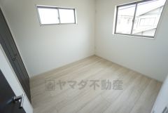 4.8帖の洋室です。家具を選ばないナチュラルなフローリングとシンプルなクロスです＾＾