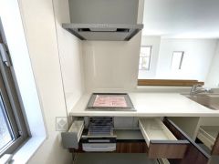 お手入れのしやすいIHクッキングヒーターです。3口コンロなので、効率よくお料理が楽しめます。