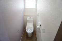 1階のトイレは壁の1面がラベンダー色です。大人でもテンションがあがりますね＾＾