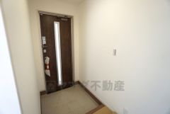 玄関ホールはシンプルかつコンパクトな作りです。