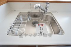 大きなお鍋も楽々洗える幅の広いシンクです＾＾ステンレスシンクなので簡単にお掃除できますよ。
