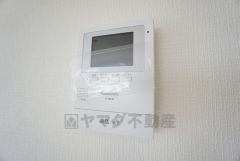 部屋の中にいながら訪問者の確認ができるTVモニター付きインターフォンがキッチン近くに設置されています＾＾