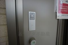 電気施錠スマートコントロールキー搭載の玄関扉です。