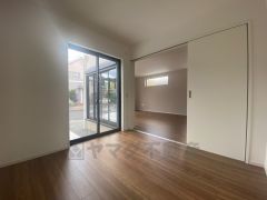 リビングに隣接した4.5帖の洋室です。