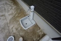 あると便利な外水栓。ガーデニングに、洗車に、泥遊びやペットの散歩の後に。