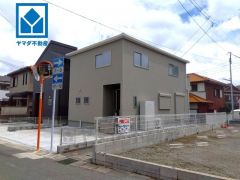 小学校やコンビニなども近く周辺環境充実。