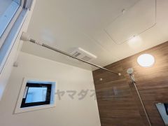 浴室には衣類の吊り下げ用パイプがあります。雨の日や外気の状態が気になる時は浴室乾燥機と組み合わせて使えるので、お洗濯の悩みが軽減できそうです。