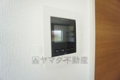 防犯性もばっちり、TVモニター付きインターホン完備。大きなモニターで玄関先を確認できます。