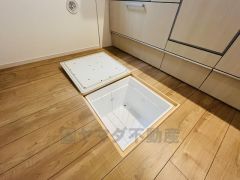 キッチンには床下収納があります。長期保管ができるもの、あまり使わないもの、シーズンもの、防災グッズなどを入れておくのもいいですね。