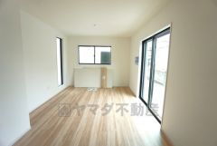 大きな窓のあるリビングは、陽光あふれる明るい空間です。ゆったりと寛げる憩いの場となりそうです。