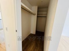 ウォークインクローゼット付き。広々した空間は普段使いから趣味の道具まで様々なものが収納できそうです。
