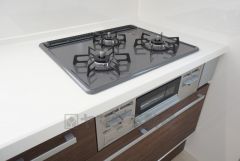 3種類の料理が同時に調理できる、3口ガスコンロ。忙しい夕食の支度時間が短縮できて嬉しいですね。