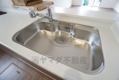 洗剤で洗う担当、お水で流す担当、と2人で分けて洗い場に立つこともできそうなワイドなシンクです＾＾
