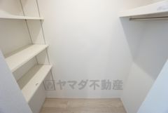 洗面室にユーティリティあり＾＾可動棚にはリネン類やシャンプー、洗剤など、ハンガーパイプにはハンガーなど一か所にまとめて収納できます＾＾
