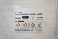 浴室暖房乾燥機には、暖房、乾燥、涼風、換気の4つの機能が付いています。タイマー付きです。