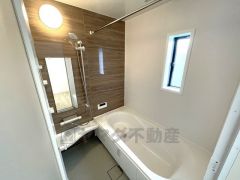 足を伸ばせる浴槽で毎日の疲れを癒しましょう。お子様と入っても十分ゆったりサイズです＾＾