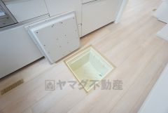 キッチンには床下収納があります。長期保管ができるもの、あまり使わないもの、シーズンもの、防災グッズなどを入れておくのもいいですね。