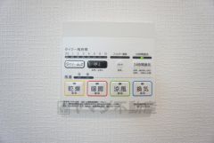 浴室暖房乾燥機が標準装備。雨の日でも浴室で洗濯物を干すことができます。洗濯物の量が多くなりがちな子育て世代にもうれしい設備ですね。