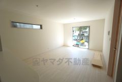 大きな窓のあるリビングは、陽光あふれる明るい空間です。ゆったりと寛げる憩いの場となりそうです。