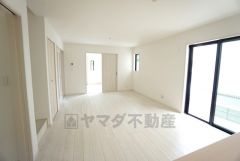 大きな窓のあるリビングは、陽光あふれる明るい空間です。ゆったりと寛げる憩いの場となりそうです。
