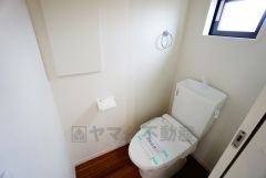 ウォシュレット付トイレです。1階2階の2ヶ所にトイレがあるので、忙しい朝にもゆとりができますね。