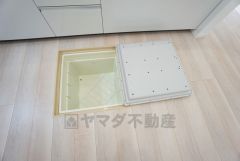 キッチンには床下収納があります。長期保管ができるもの、あまり使わないもの、シーズンもの、防災グッズなどを入れておくのもいいですね。