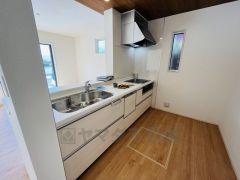 カウンターキッチンなので、ご家族と会話をしながら楽しくお料理ができます。お掃除もラクラクです。