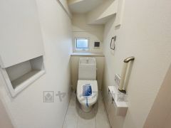 ウォシュレット付トイレです。1階2階の2ヶ所にトイレがあるので、忙しい朝にもゆとりができますね。