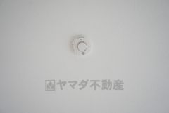 火災発生をいち早く知らせてくれる火災報知器が標準装備です。 自動で定期的な試験を行う自動試験機能付き。