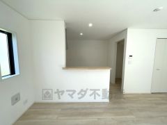 リビングダイニングを見渡せるキッチンです。家族とコミュニケーションをとりながら、楽しくお料理や片付けができそうです＾＾