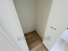 廊下にはクローゼットがあります。高さがあるので掃除機などの収納にも便利です＾＾