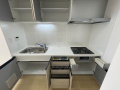 キッチン上部に吊り戸棚を設けています。キッチン用品や乾物など使用頻度に合わせて、収納できますね。キッチン下の収納は使用頻度の多いキッチン用品や調味料の収納もできますね。