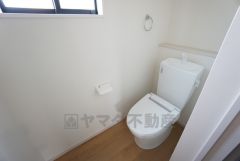 ウォシュレット付トイレです。1階2階の2ヶ所にトイレがあるので、忙しい朝にもゆとりができますね。