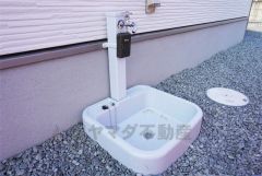 玄関の近くに立水栓があるので、帰宅時に泥汚れを流したいときや、夏場に打ち水をするときに大変便利です。