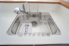 大きなお鍋も楽々洗える幅の広いシンクです＾＾ステンレスシンクなので簡単にお掃除できますよ。