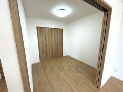 リビングに隣接した洋室です。居室としてももちろん、収納や書斎、お子様のプレイスペースにも＾＾使い勝手が良さそうです＾＾