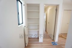 キッチン横に設けられたパントリー。備蓄品や大きなお皿、使用頻度の少ない調理器具などの収納に便利です。