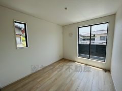 バルコニーに面した5.7帖の洋室です。日当たりがよく、寝室としての利用もおすすめです＾＾