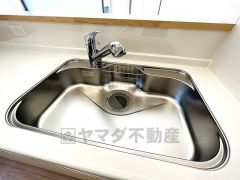 大きなお鍋も楽々洗える幅の広いシンクです＾＾ステンレスシンクなので簡単にお掃除できますよ。
